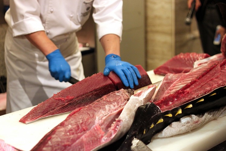 chef live cutting tuna fillet