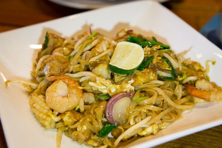 phad woon sen talay fried thai glass noodle