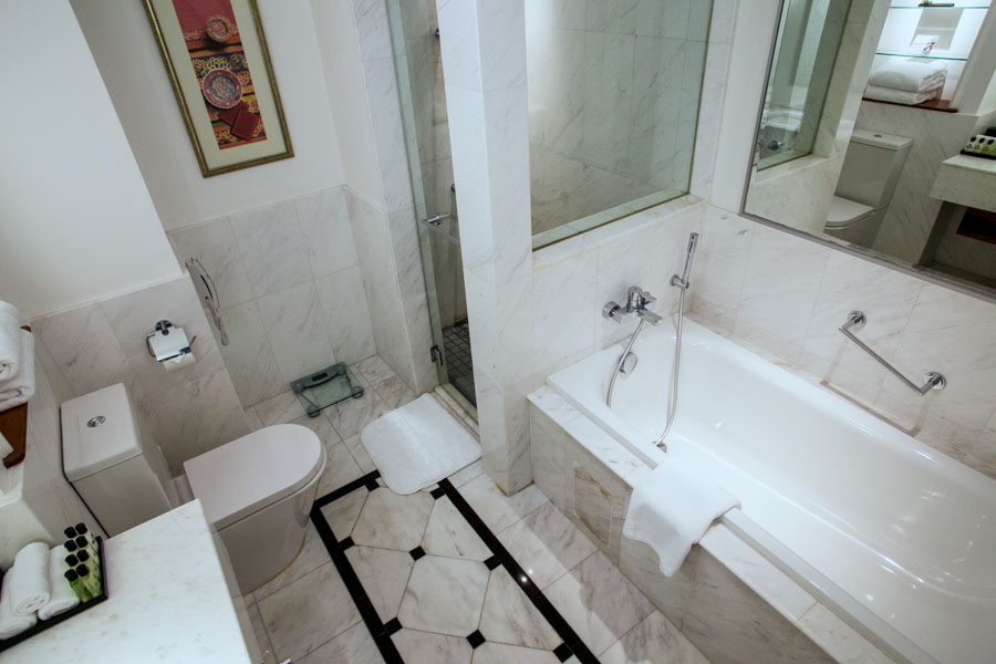 intercontinental hotel singapore luxury bathroom