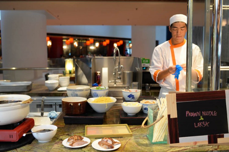 Makan Makan @ Edge (Pan Pacific Hotel)  prawn noodles and laksa station