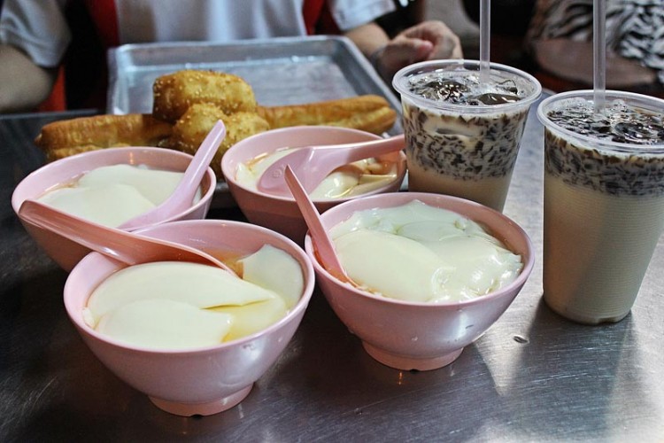 Foods to Eat Near Singapore Universities Rochor beancurd SMU