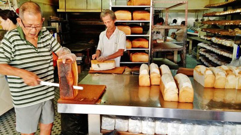 10 best bakeries and confectioneries-sing hon loong slicing of bread