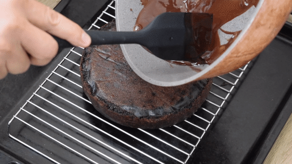 3 Ingredients Chocolate Cake Pour Ganache