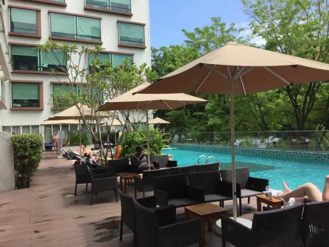 park regis singapore hotel pool lounge