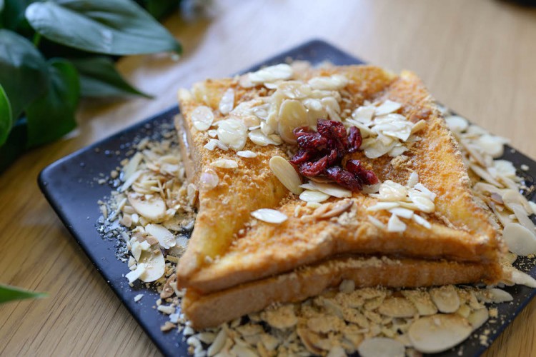 Nunsaram injeolmi toast