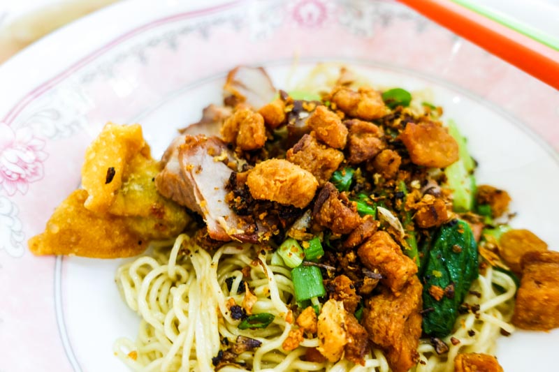 A plate of Thai wanton mee