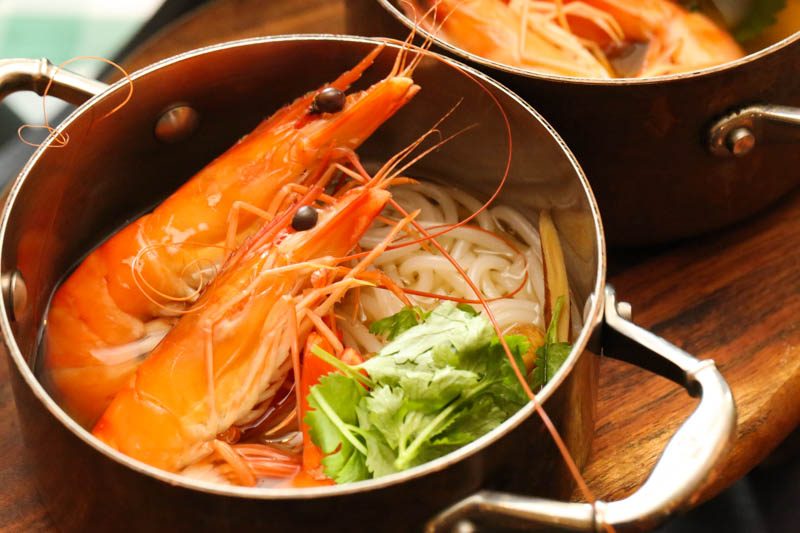 PARKROYAL Spice Brasserie Prawn Noodles 800x533 10 Hotels In Singapore With Special National Day 2018 Dining & Staycation Promos