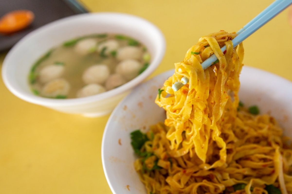 joo chiat chiap kee - tossing noodles
