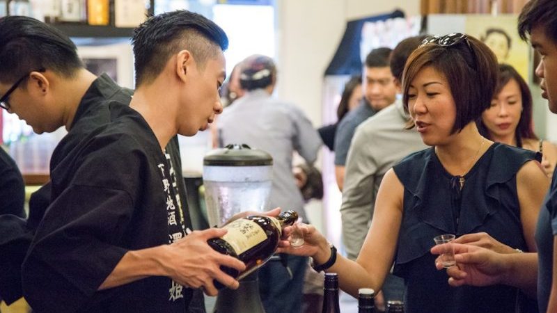 Sake Sake Pouring