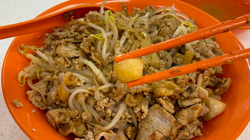 Chopstick holdin lard cube Qiyin Teochew Minced Meat Noodles 9