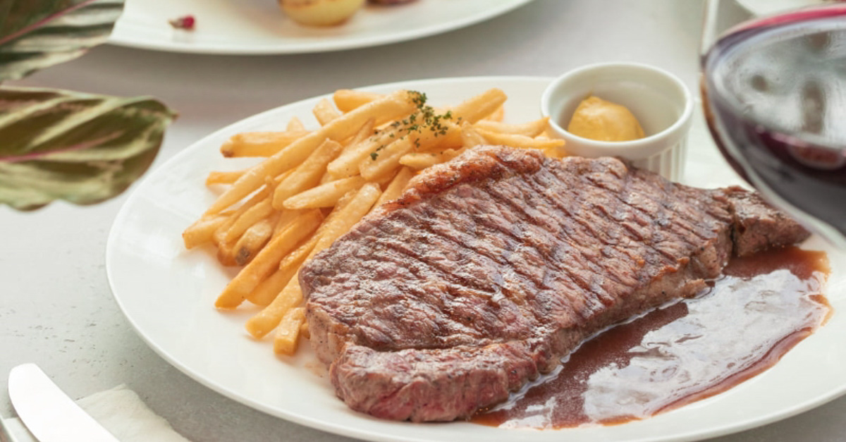 Image of a plate of Steak Frites from Aux Bacchanales