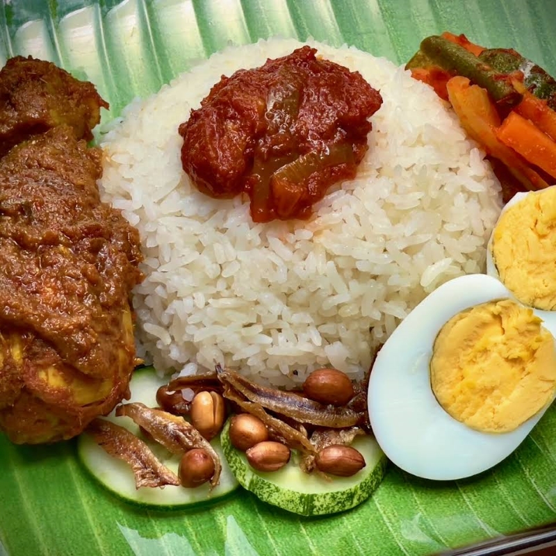 Image of a plate of Yellow Ginger Chicken nasi lemak