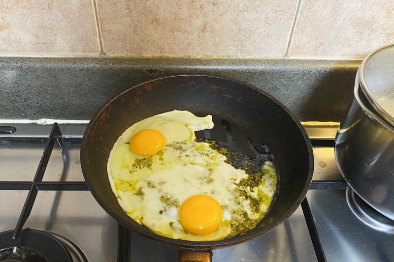 Eggs in pan 