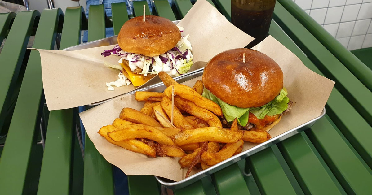 a photo of a cheeseburger
