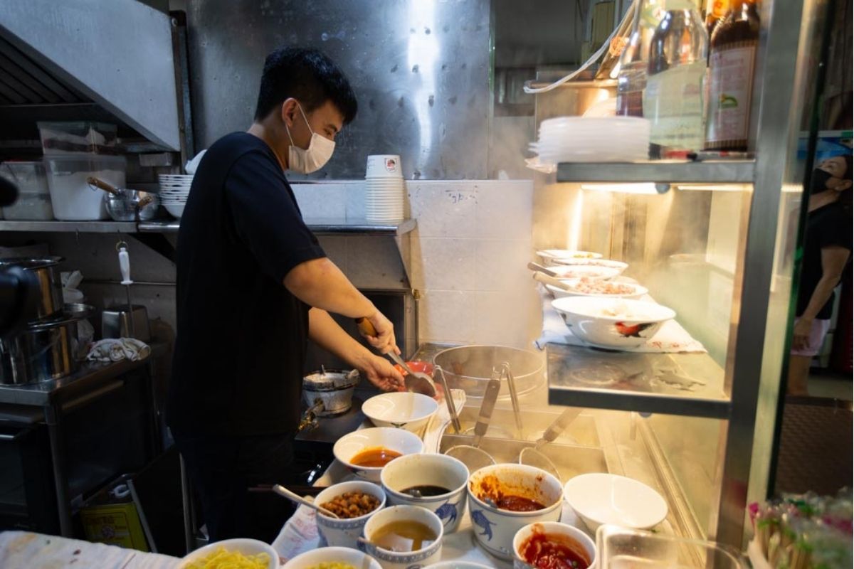 No. 25 Minced Meat Noodle - Stall Owner cooking