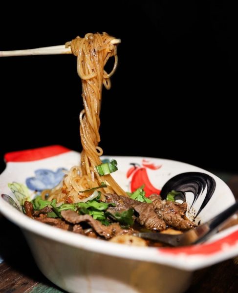 a photo of thai boat noodles