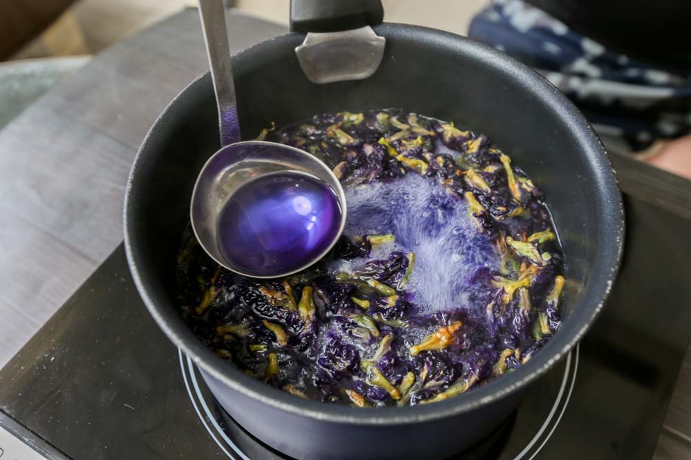 Photo of butterfly blue pea in boiling pot