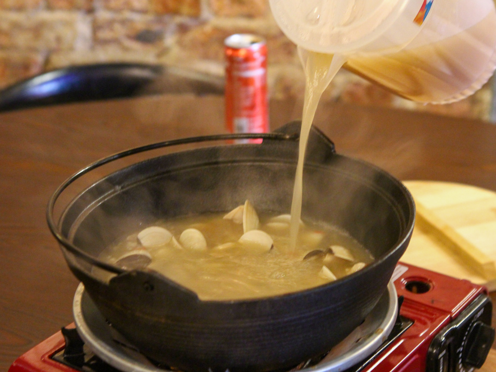 Image of pouring broth into hotpot