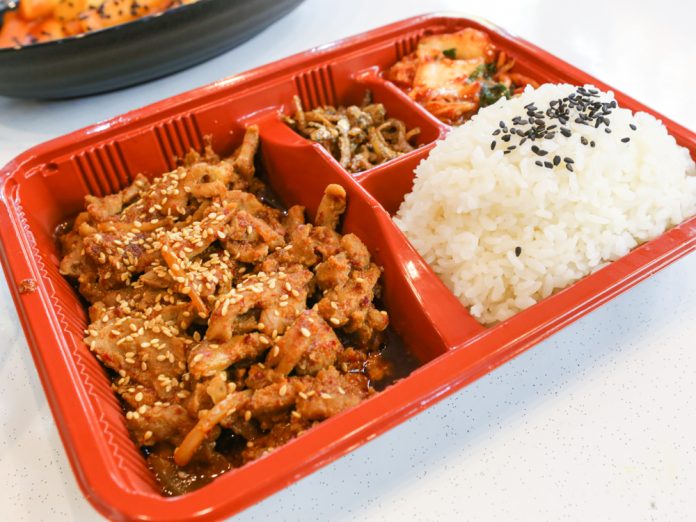 Chelabela: Korean father-daughter hawkers serve homemade Korean food ...