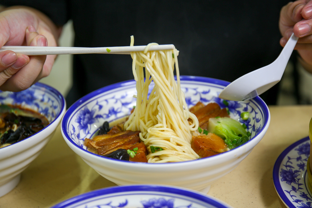 wang's noodle & dumpling house - pork rib la mian