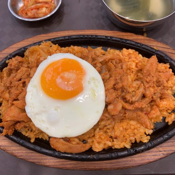 NTU Listicle - A picture of the chicken kimchi fried rice from Korean Cuisine at Saraca
