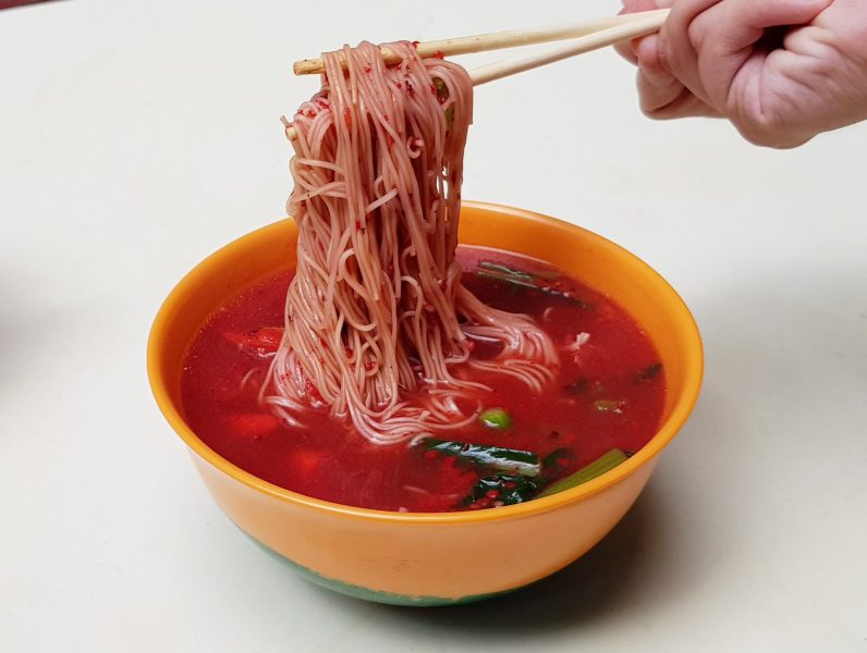 qiu rong ban mian - chicken mee sua with red wine