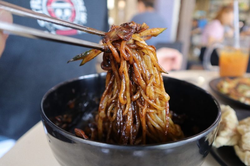 jeong's jjajang - tossed noodles