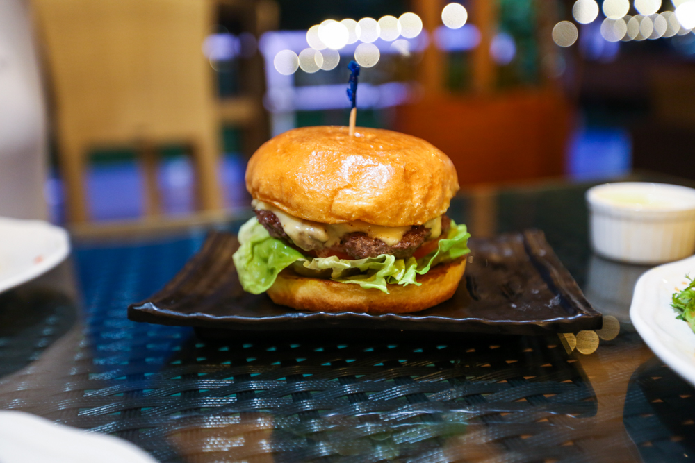 bun @ gallop resort - beef burger