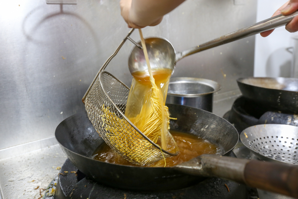 Flying Dragon Noodles - frying the noodles