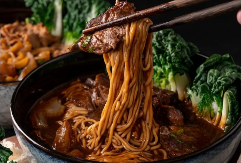 tok tok beef soup - noodle closeup
