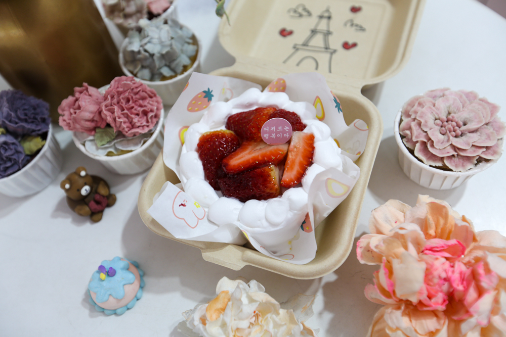 haengbok cakeyo - strawberry bento cake