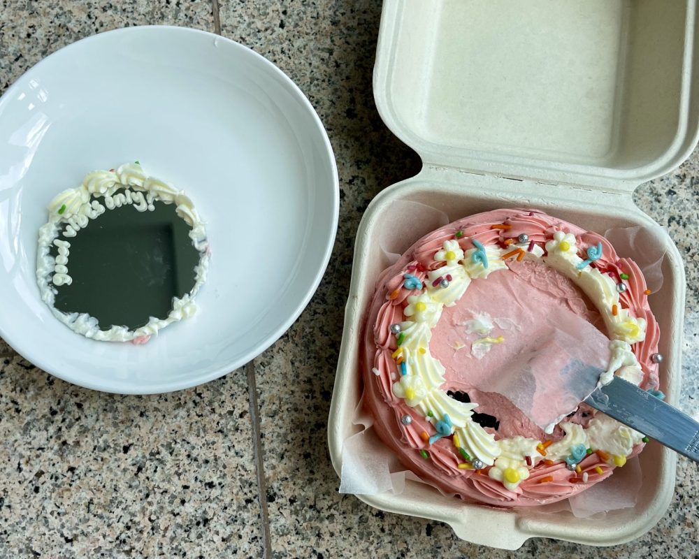 Bento Cake Burglar - lifting of foodgrade paper
