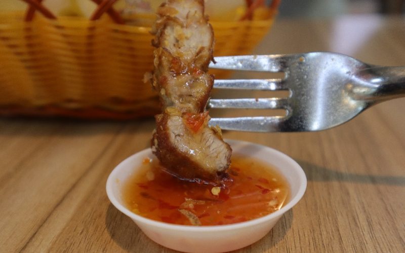 Tuk Tuk Gai - dipping belly in chilli