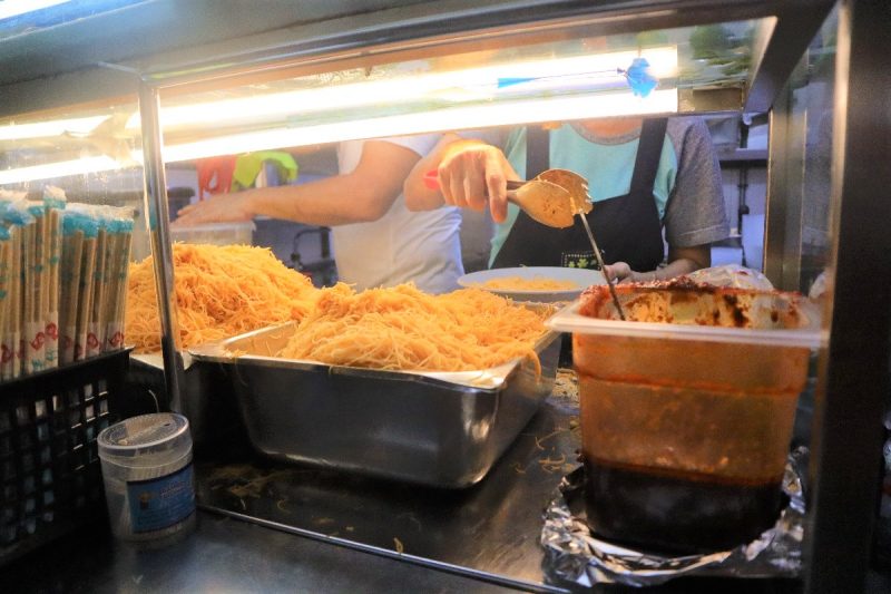 old teochew - hawkers serving mee siam