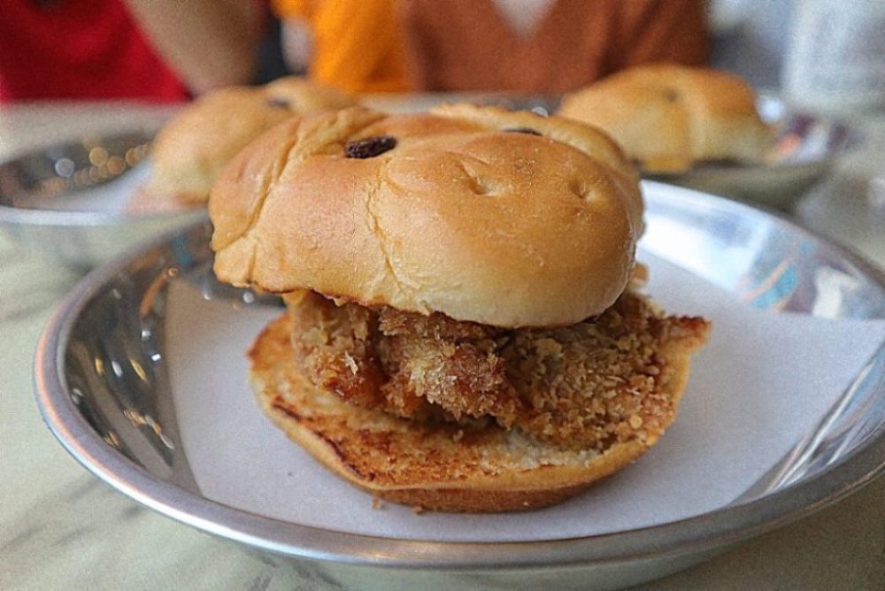 seng huat coffee house - crispy chicken bun