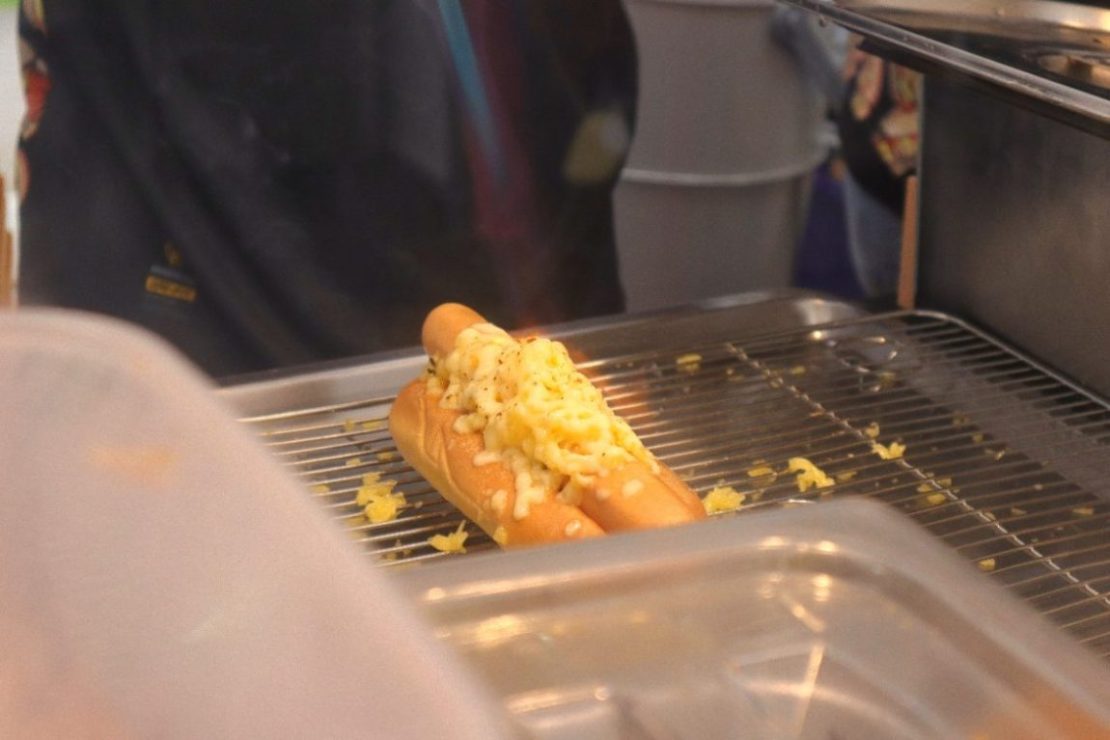 admiralty bazaar - hot dog cheese torching