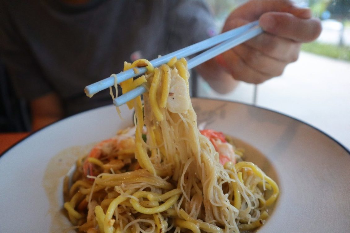 hei bai chao - noodles closeup