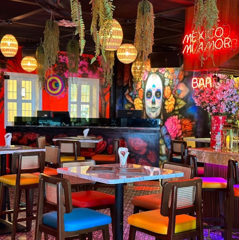 La Chica Mexican Grill - Restaurant interior