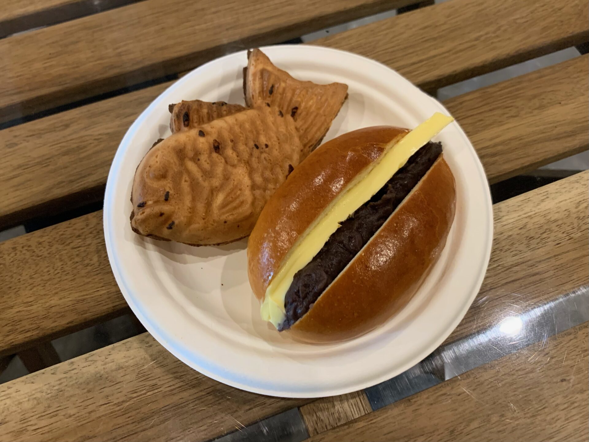 Old Hands Cafeteria - Cream cheese taiyaki and Anko butter bun