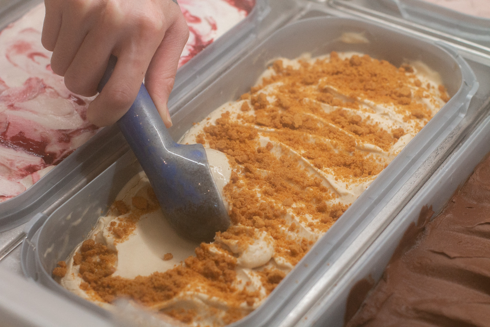 sugartree gelato - gelato scooping