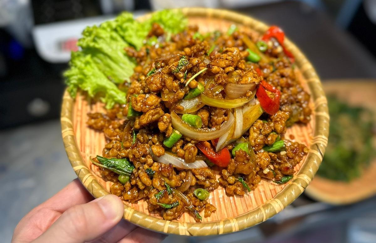 soisilom5 soi silom - basil pork