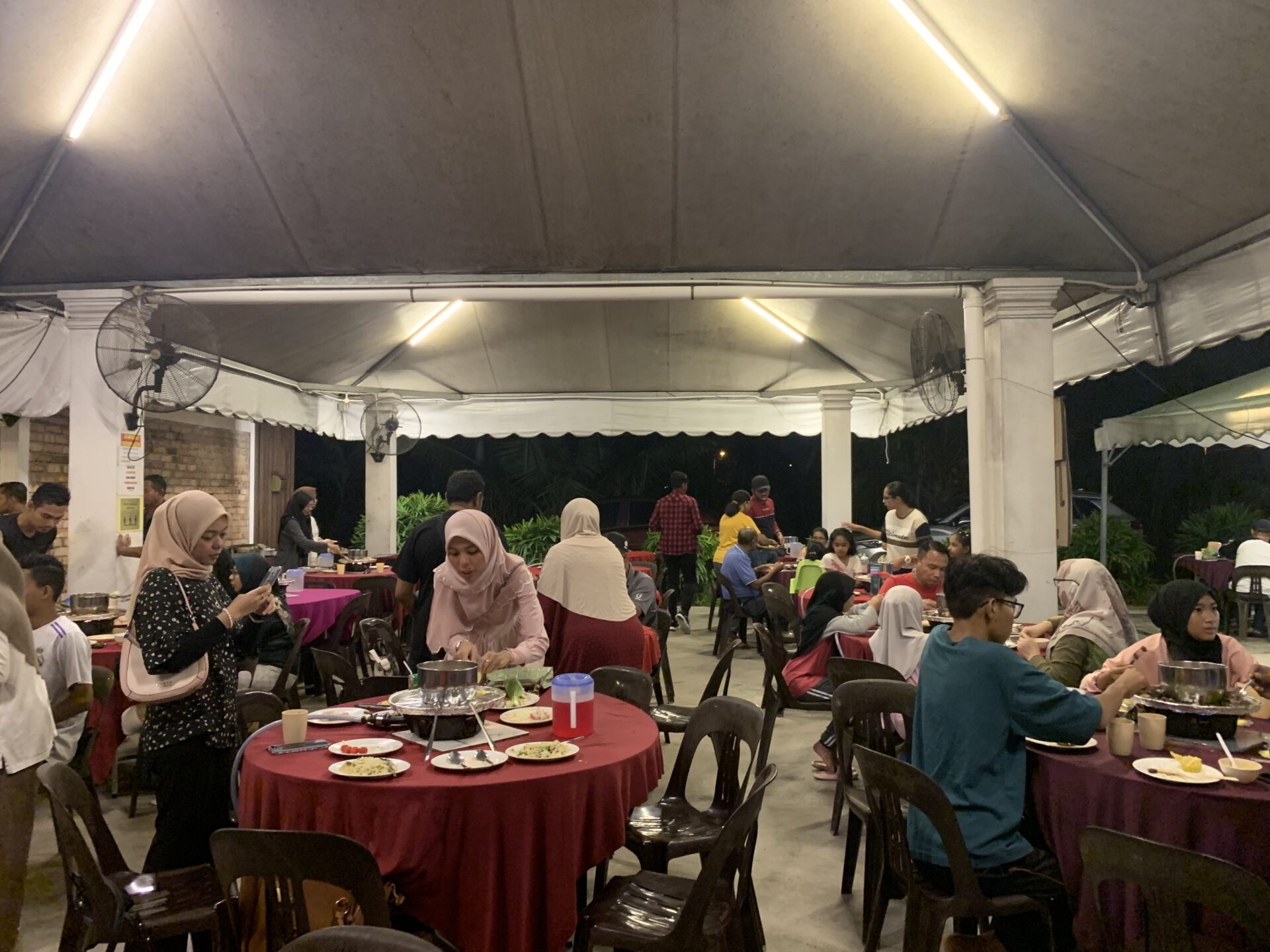 Damai Steamboat & Ikan Bakar - Crowd at the restaurant