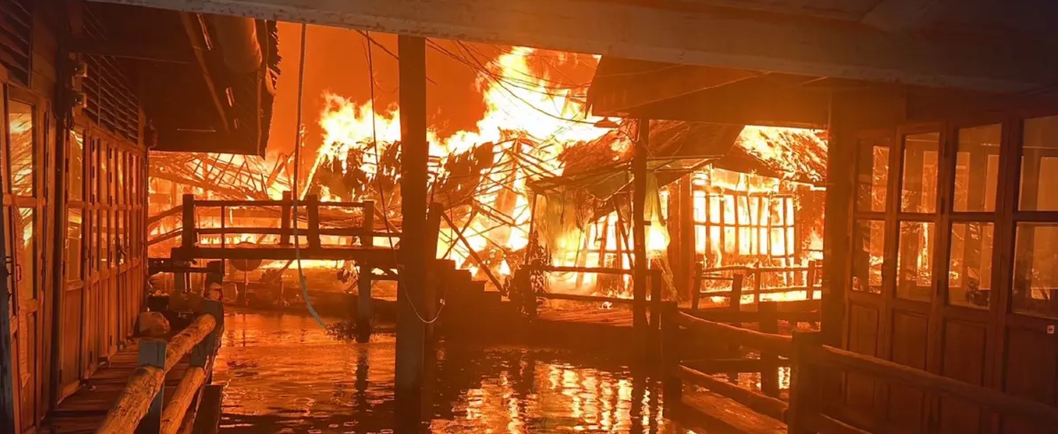 Pattaya Floating Market Fire - buildings burn