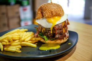 smokin joe - double wagyu burger with bacon and egg, close up on egg
