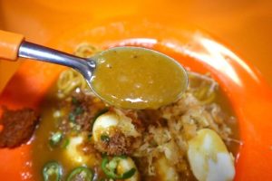 shi xian - mee rebus gravy closeup