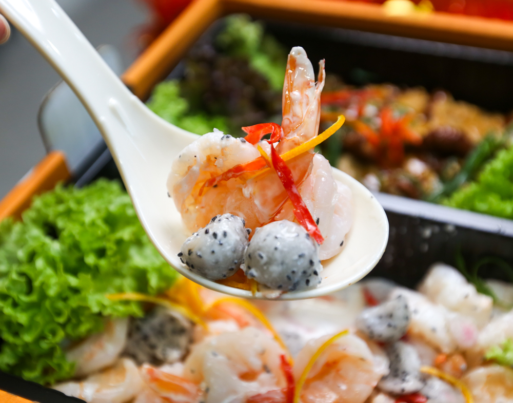 gourmetz 08 gourmetz - dragonfruit prawn salad
