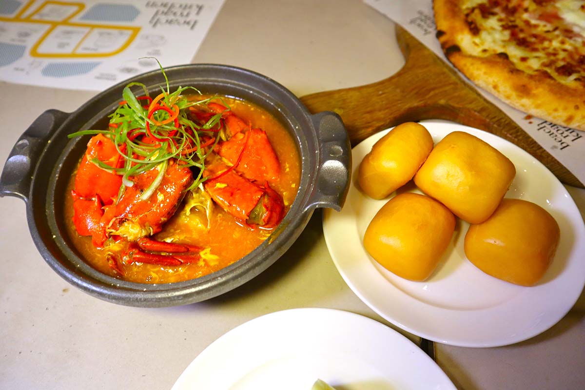 Beach Road Kitchen - chilli crab & mantou