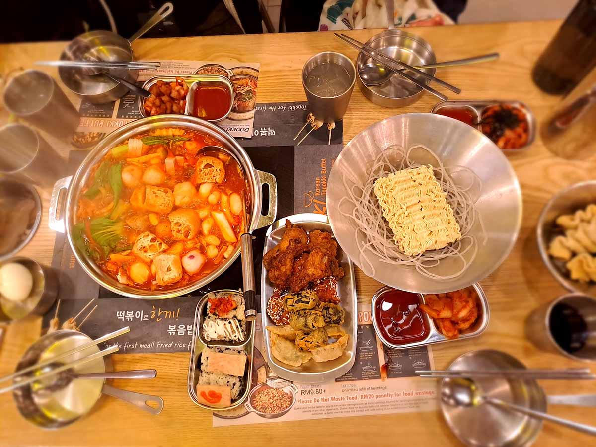 Dookki - Steamboat with side dishes