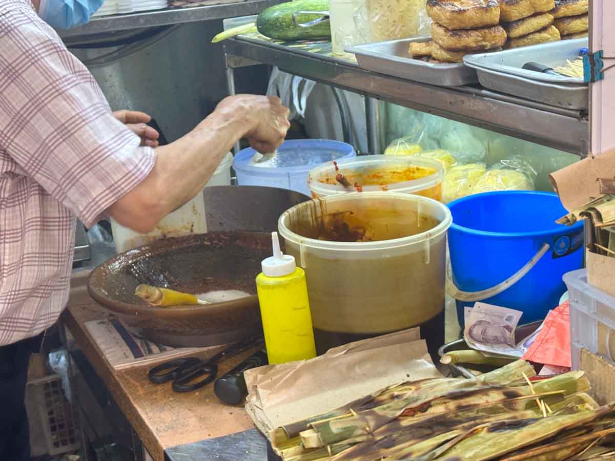 gu zao rojak - preparing rojak