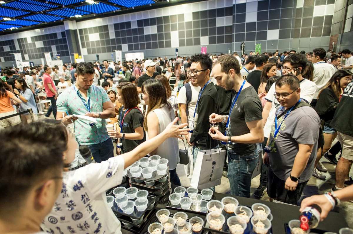 447736603 864344682396403 3213059221090063467 n sake festival singapore 2024 - people queuing up for sake